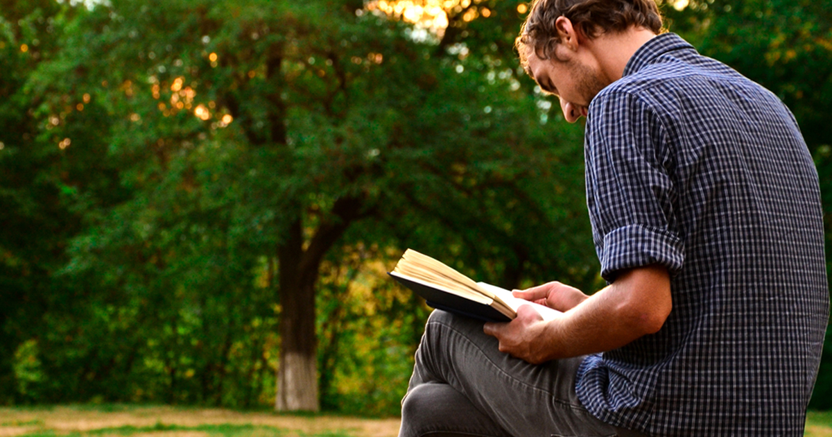 Is the man reading. Мужчина с книгой. Человек с книгой в руках. Мужчина читает. Задуматься над Библией