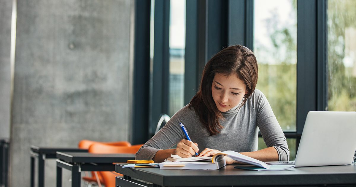 1 are you a student. Азиатка за компьютером. Студент за ноутбуком. Студентка за компьютером. Студент за компьютером картинки.